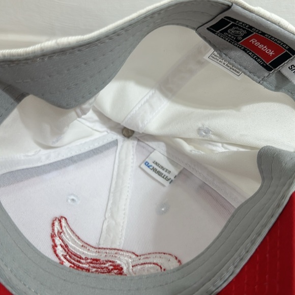 NEW Detroit Redwings Reebok Hat in size S/M UNWORN - Picture 8 of 11